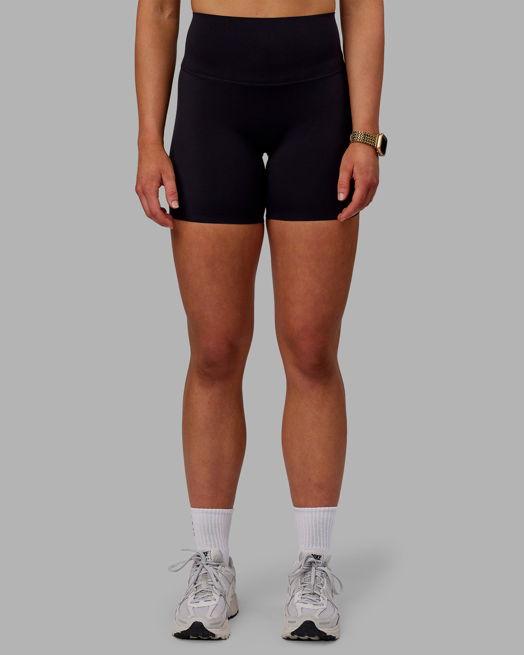 Woman wearing Elixir Ultra High-Rise Bonded Waistband 6&quot; Short - Black | Model:Caitlin | Size:S