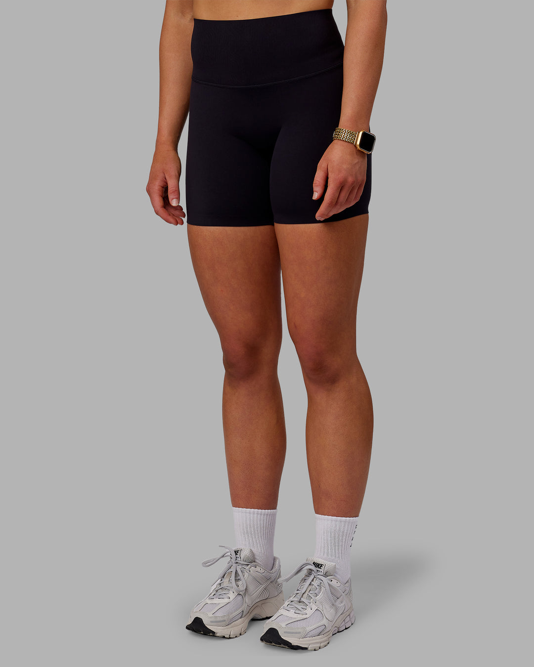 Woman wearing Elixir Ultra High-Rise Bonded Waistband 6&quot; Short - Black | Model:Caitlin | Size:S