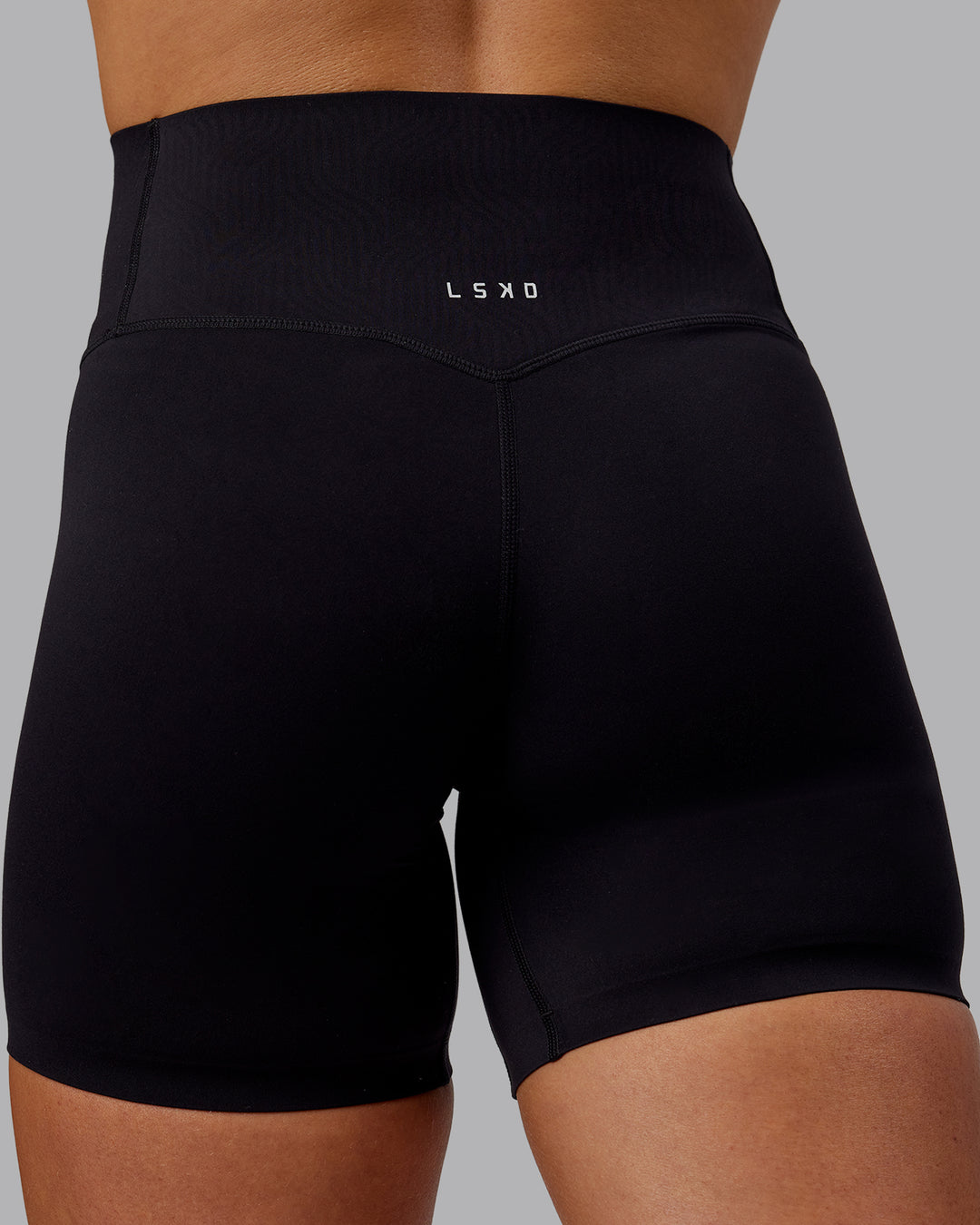 Woman wearing Elixir Ultra High-Rise Bonded Waistband 6&quot; Short - Black | Model:Caitlin | Size:S