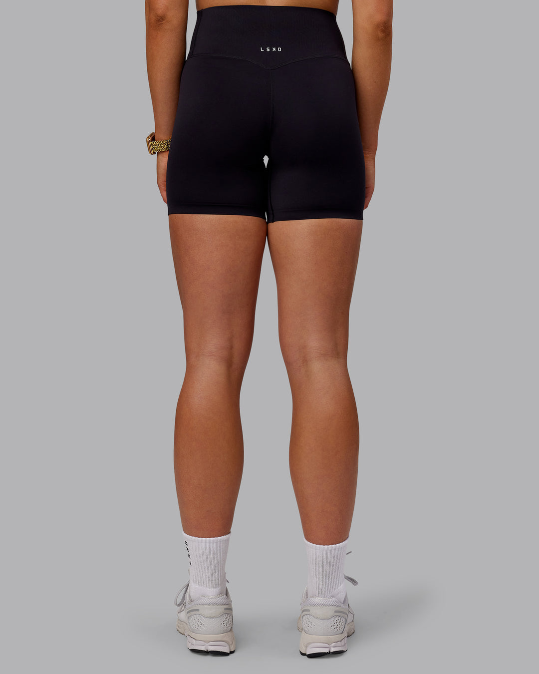 Woman wearing Elixir Ultra High-Rise Bonded Waistband 6&quot; Short - Black | Model:Caitlin | Size:S
