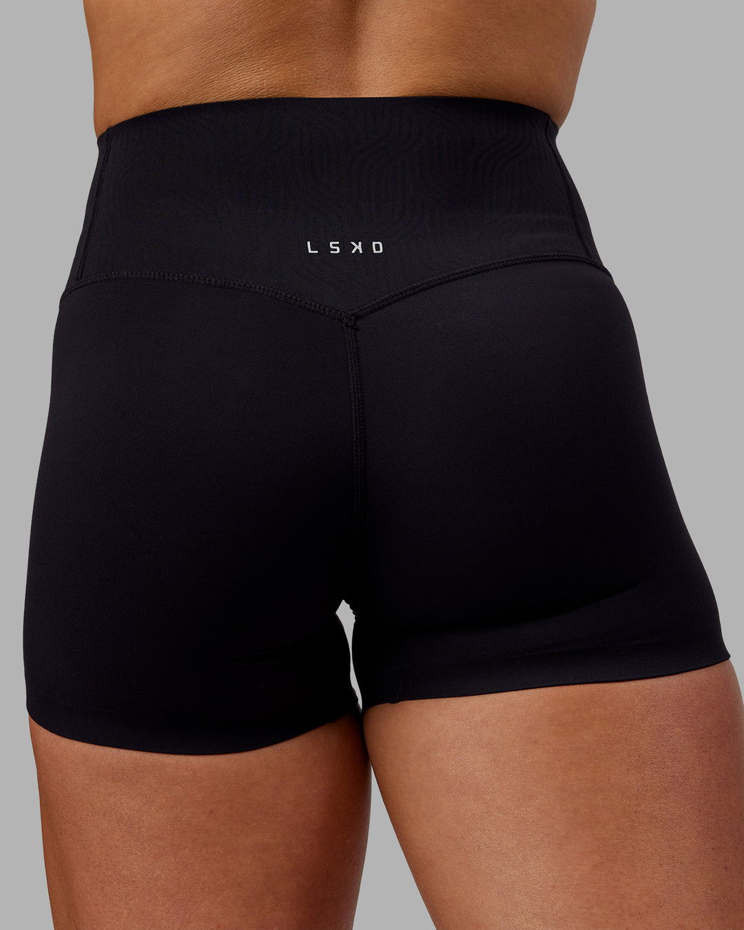 Woman wearing Elixir Ultra High-Rise Bonded Waistband 4&quot; Short - Black | Model:Caitlin | Size:S