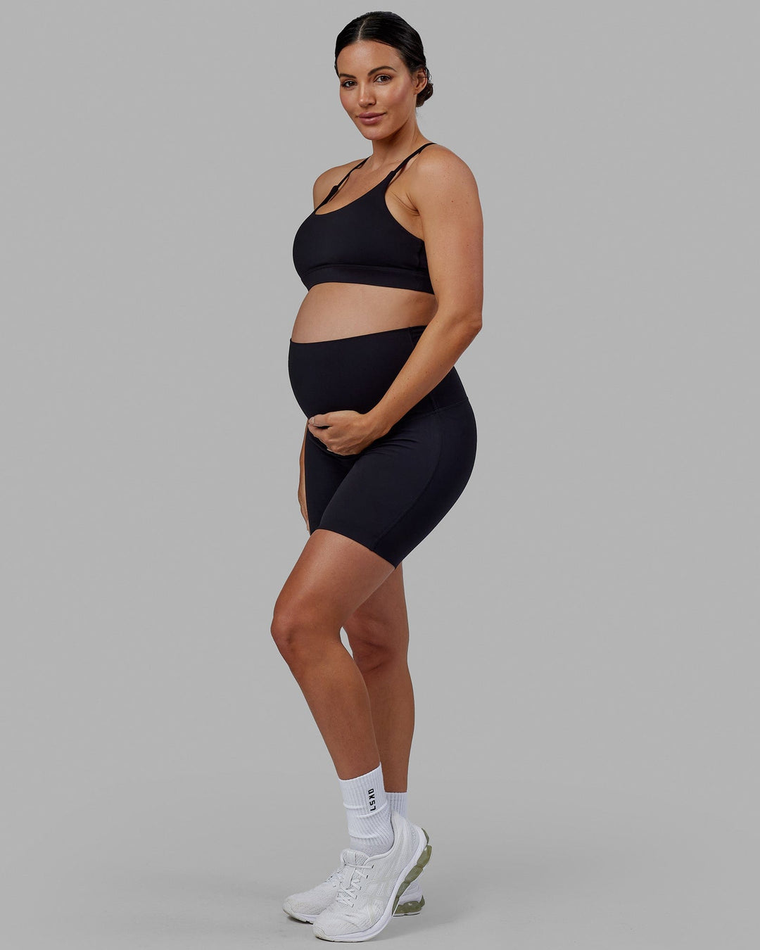 Woman wearing Elixir Ultra High-Rise Maternity 6&quot; Short - Black | Model:Amanda | Size:S
