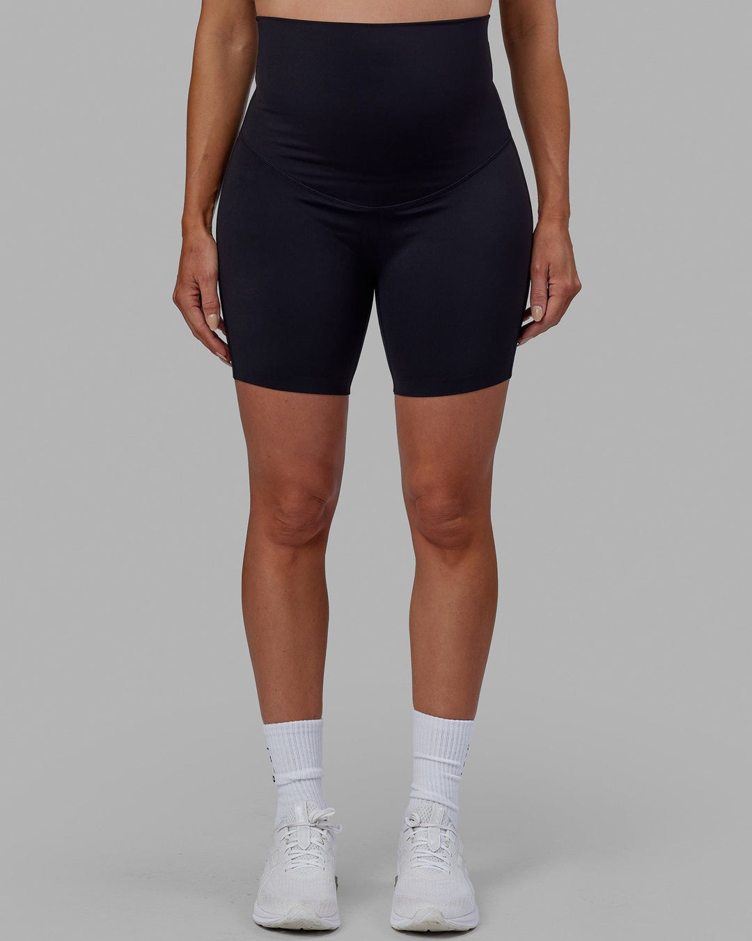 Woman wearing Elixir Ultra High-Rise Maternity 6&quot; Short - Black | Model:Amanda | Size:S