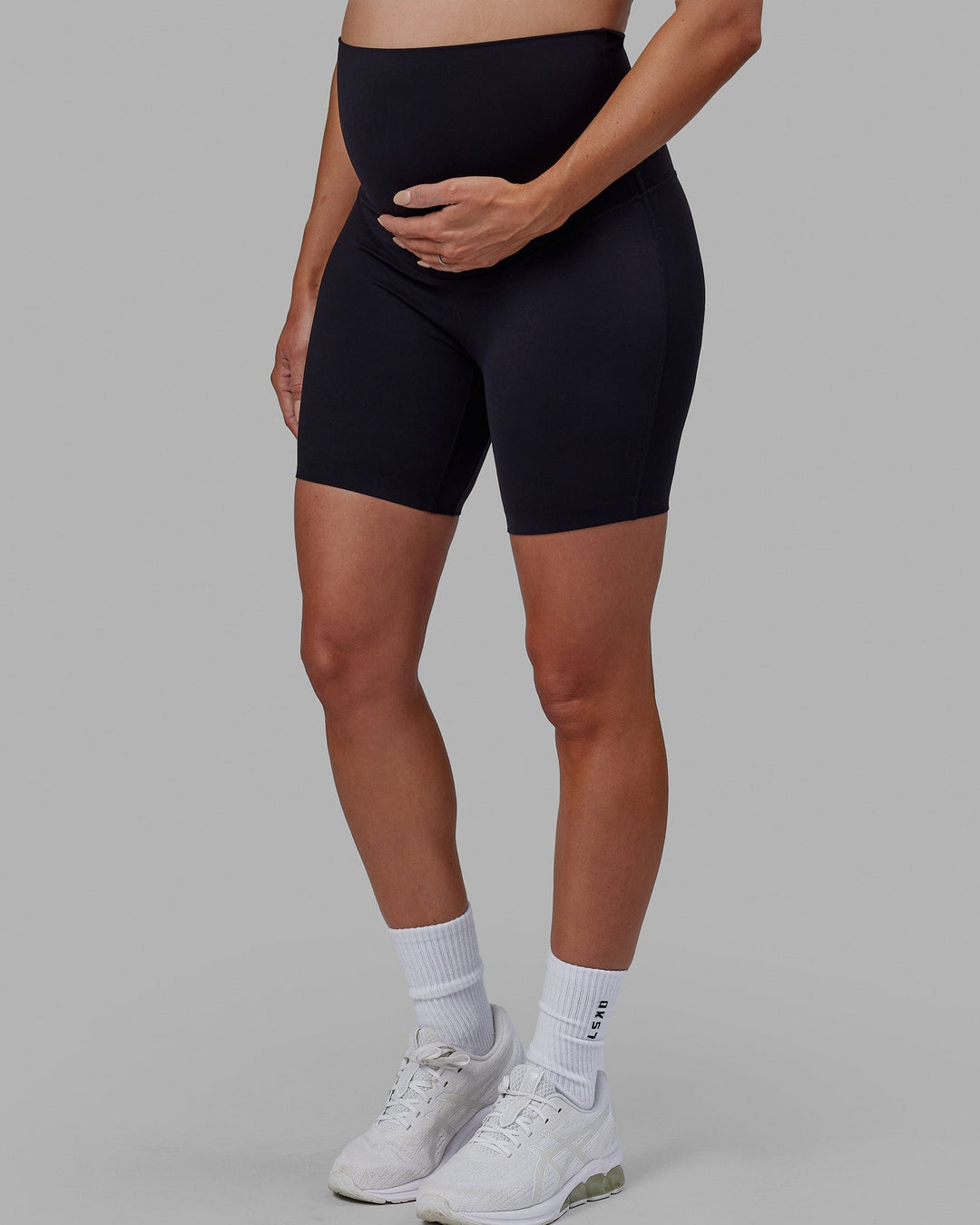 Woman wearing Elixir Ultra High-Rise Maternity 6&quot; Short - Black | Model:Amanda | Size:S
