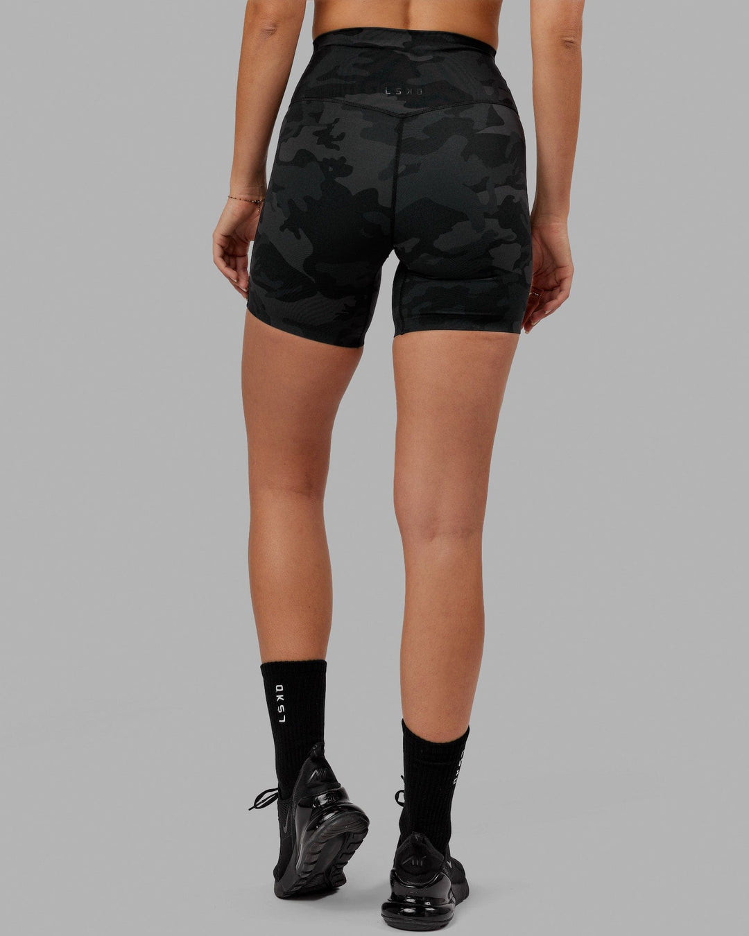 Woman wearing Elixir Ultra High-Rise 6&quot; Short - Black Camo  | Model:Chelsea | Size:S