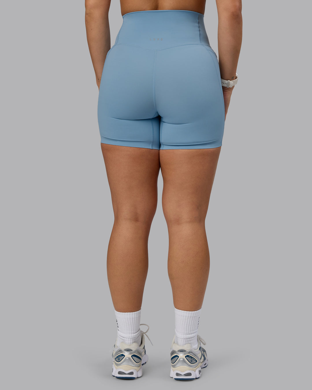 Woman wearing Elixir Ultra High-Rise 6" Short Pockets - Glacier Lake