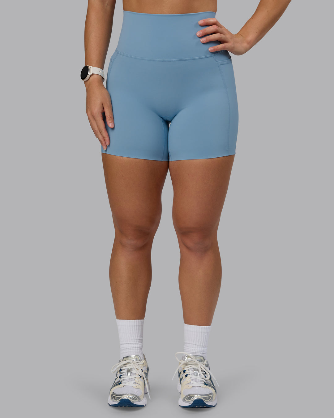 Woman wearing Elixir Ultra High-Rise 6" Short Pockets - Glacier Lake