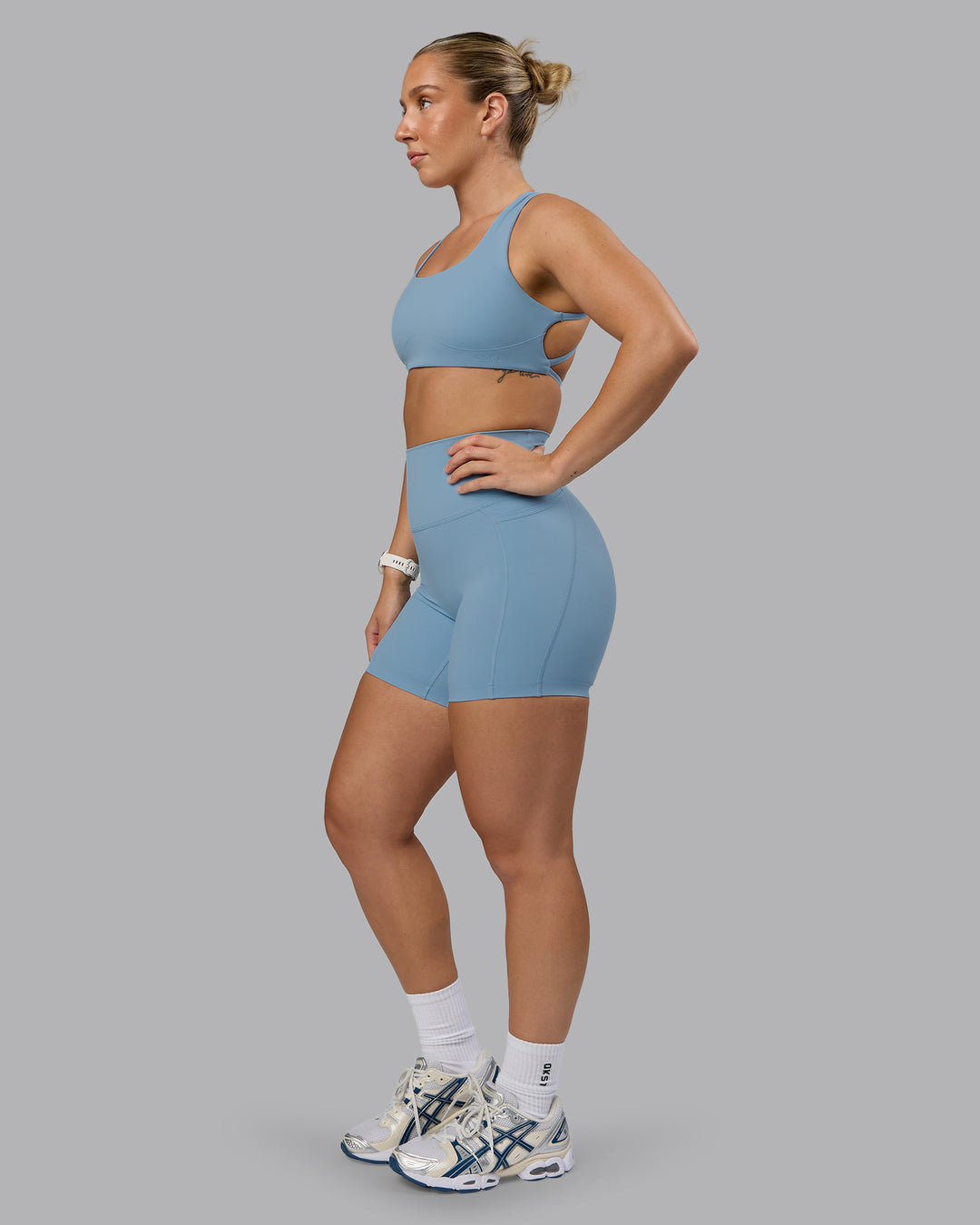 Woman wearing Elixir Ultra High-Rise 6" Short Pockets - Glacier Lake