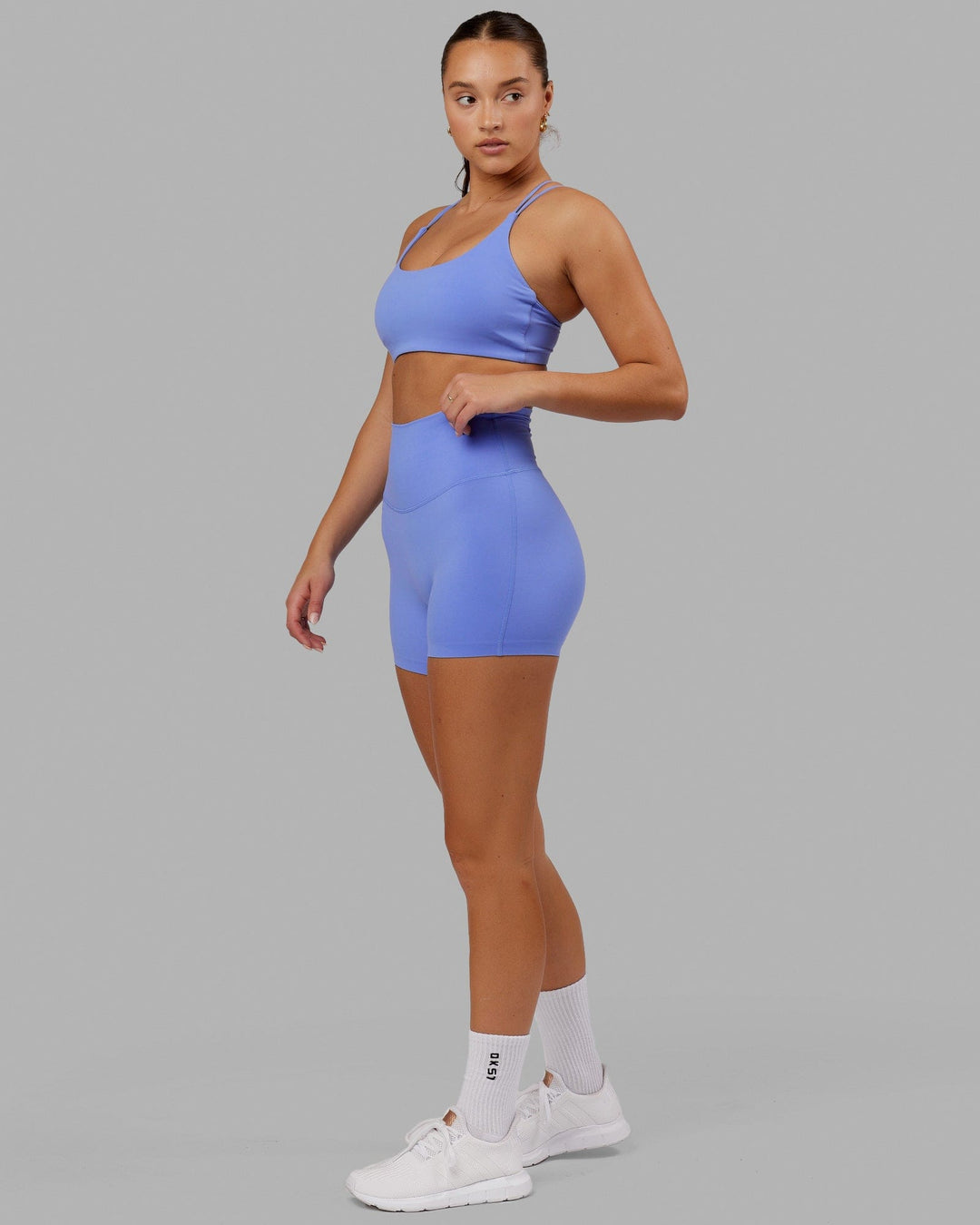 Woman wearing Elixir X-Short Tight - Indulgent Blue