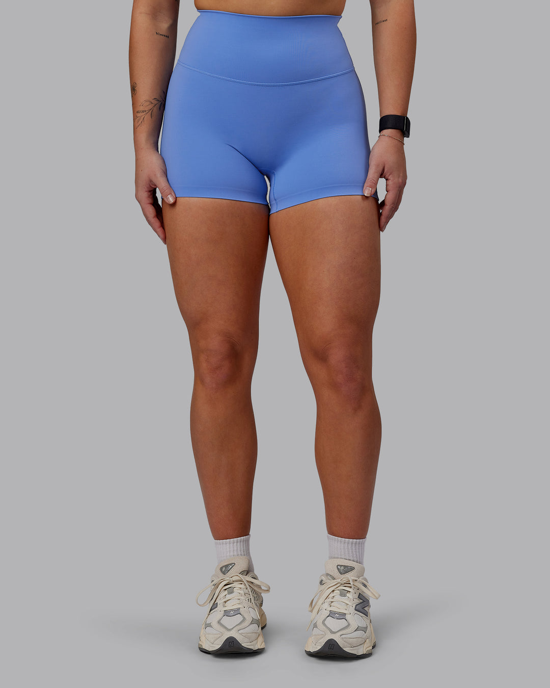 Woman wearing Elixir Ultra High-Rise 4&quot; Short - Ultramarine | Model:Suz | Size:S