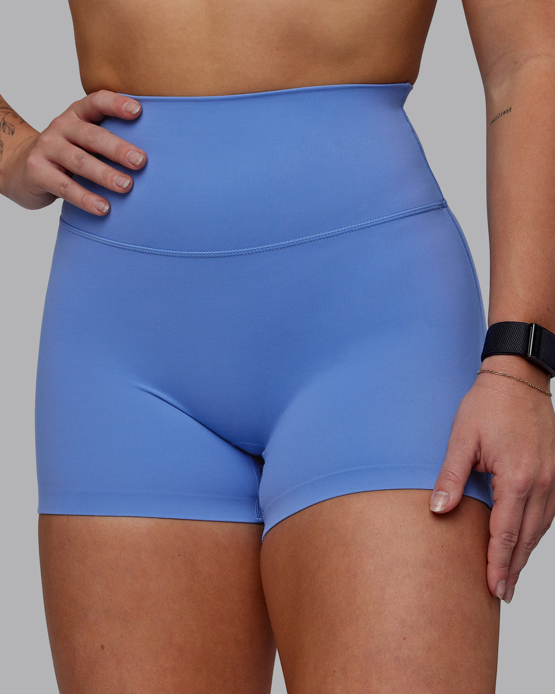 Woman wearing Elixir Ultra High-Rise 4&quot; Short - Ultramarine | Model:Suz | Size:S
