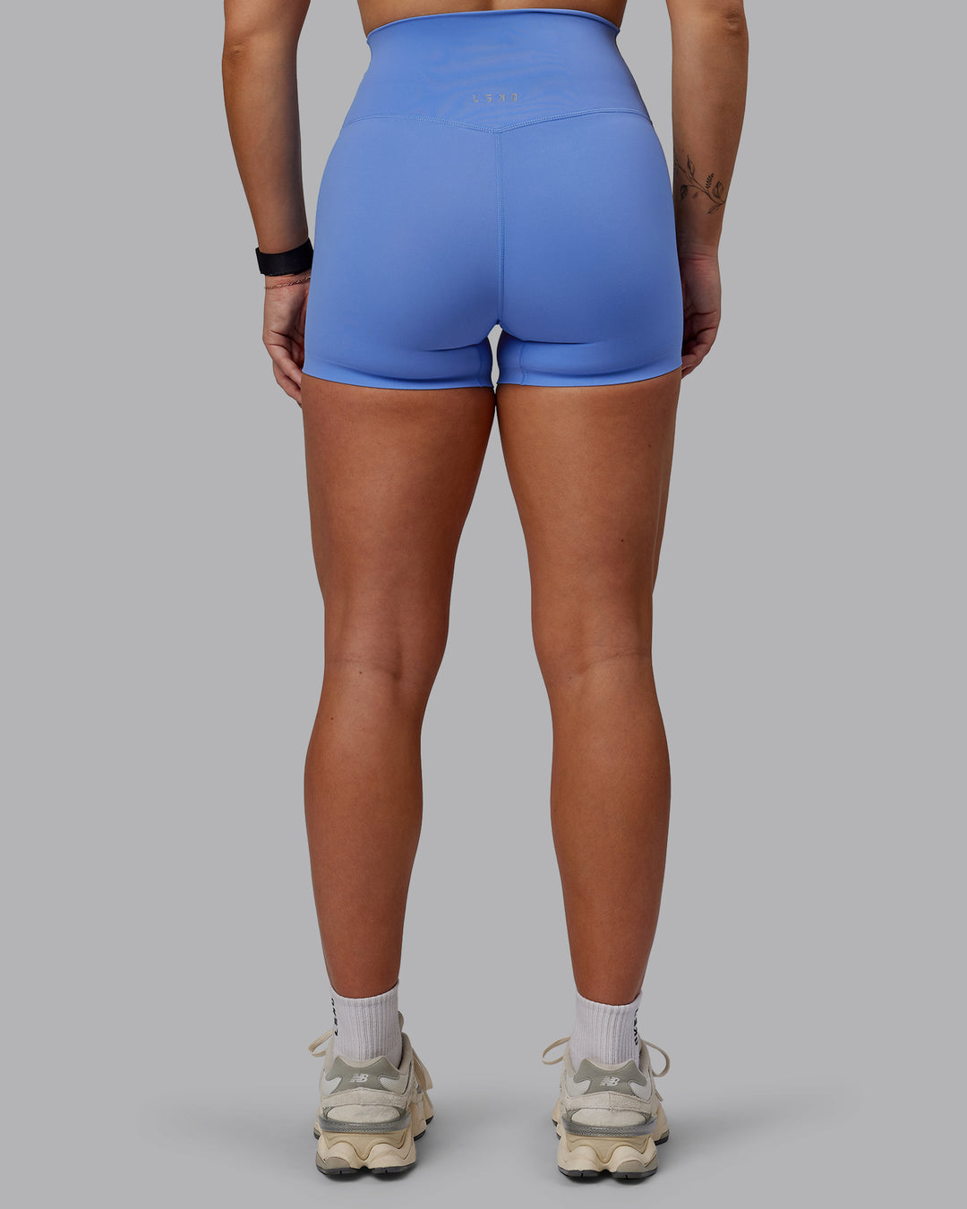 Woman wearing Elixir Ultra High-Rise 4&quot; Short - Ultramarine | Model:Suz | Size:S