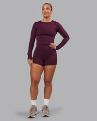 Woman wearing Elixir Ultra High-Rise 4" Short Pockets - Cherry Lacquer | Model:Lyss | Size:S