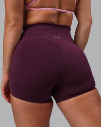Woman wearing Elixir Ultra High-Rise 4" Short Pockets - Cherry Lacquer | Model:Lyss | Size:S