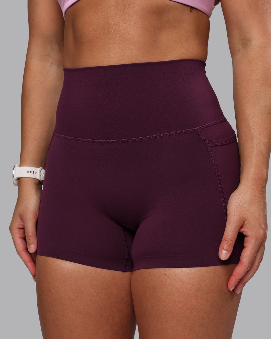 Woman wearing Elixir Ultra High-Rise 4" Short Pockets - Cherry Lacquer | Model:Lyss | Size:S
