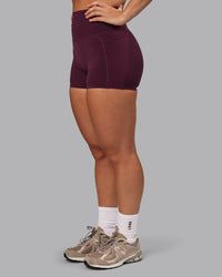 Woman wearing Elixir Ultra High-Rise 4" Short Pockets - Cherry Lacquer | Model:Lyss | Size:S