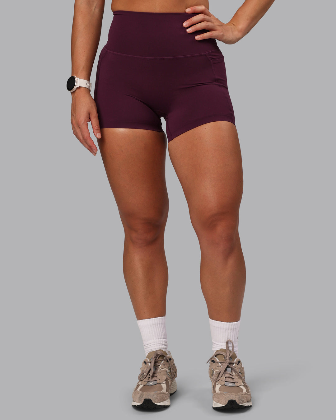 Woman wearing Elixir Ultra High-Rise 4" Short Pockets - Cherry Lacquer | Model:Lyss | Size:S