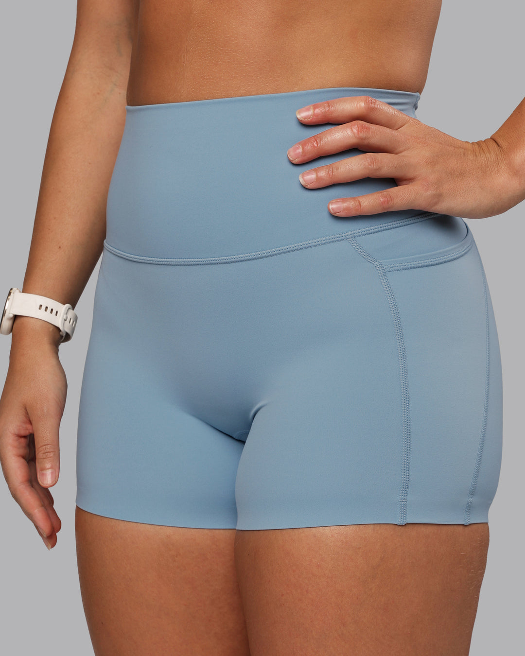 Woman wearing Elixir Ultra High-Rise 4" Short Pockets - Glacier Lake | Model:Lyss | Size:S