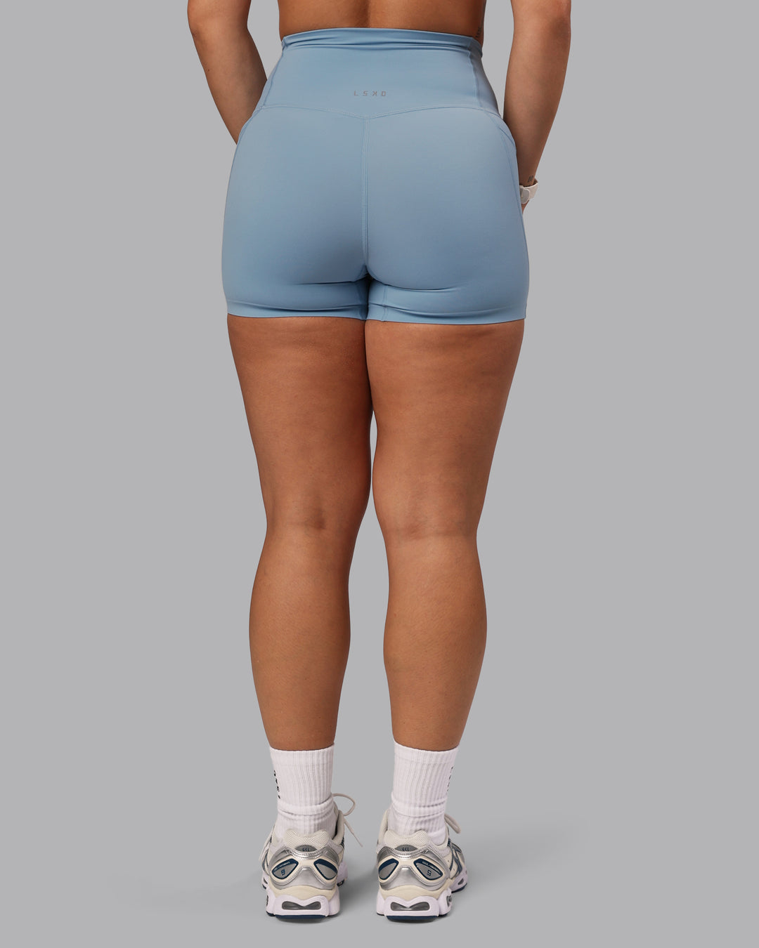 Woman wearing Elixir Ultra High-Rise 4" Short Pockets - Glacier Lake | Model:Lyss | Size:S