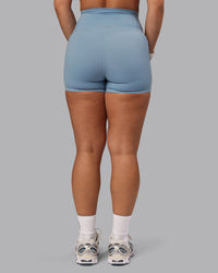 Woman wearing Elixir Ultra High-Rise 4" Short Pockets - Glacier Lake | Model:Lyss | Size:S