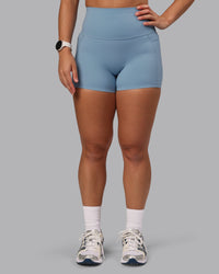 Woman wearing Elixir Ultra High-Rise 4" Short Pockets - Glacier Lake | Model:Lyss | Size:S