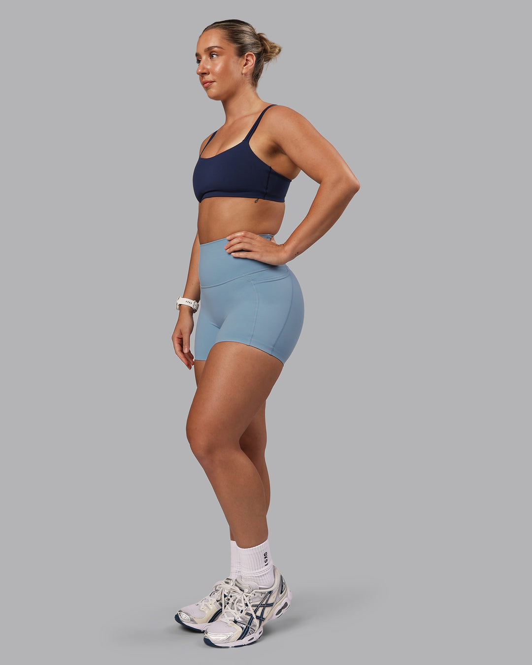 Woman wearing Elixir Ultra High-Rise 4" Short Pockets - Glacier Lake | Model:Lyss | Size:S