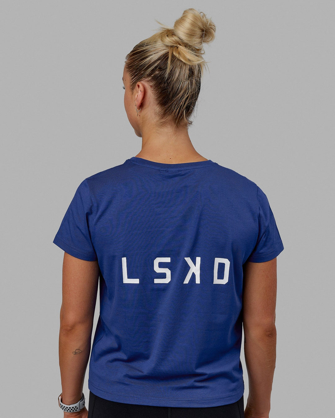 Woman wearing Endeavour FLX Cotton Tee - Galactic Cobalt-White