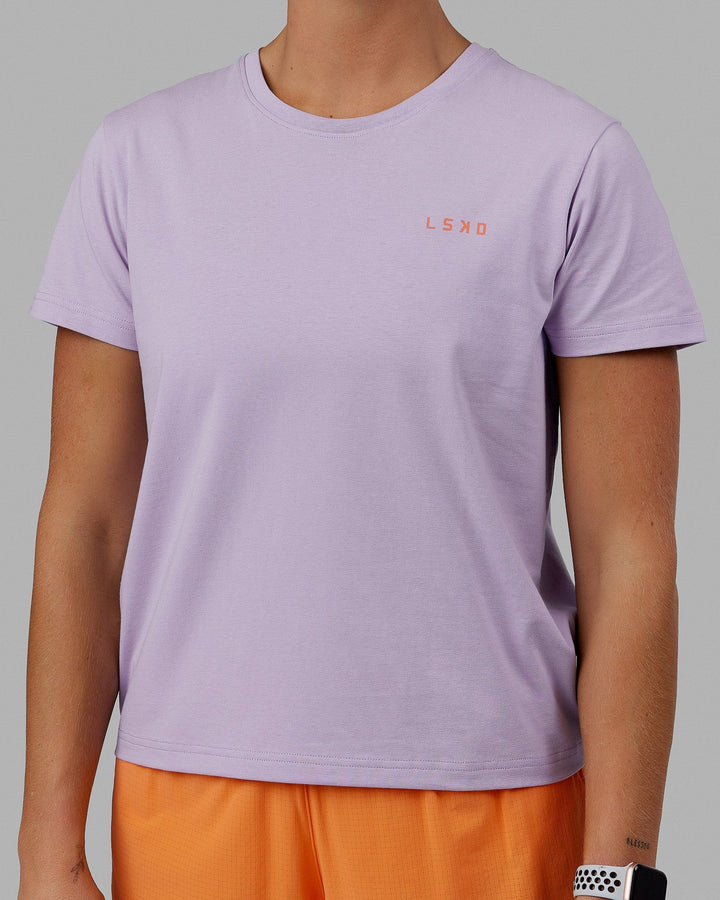 Woman wearing Endeavour FLX Cotton Tee - Pale Lilac-Impact Orange