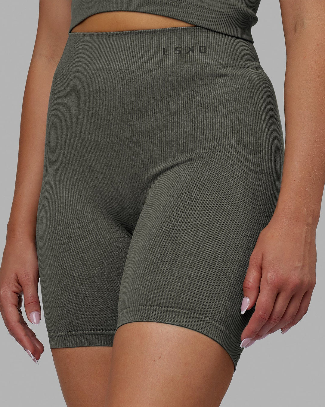 Woman wearing Essential Seamless Rib Bike Short - Graphite
