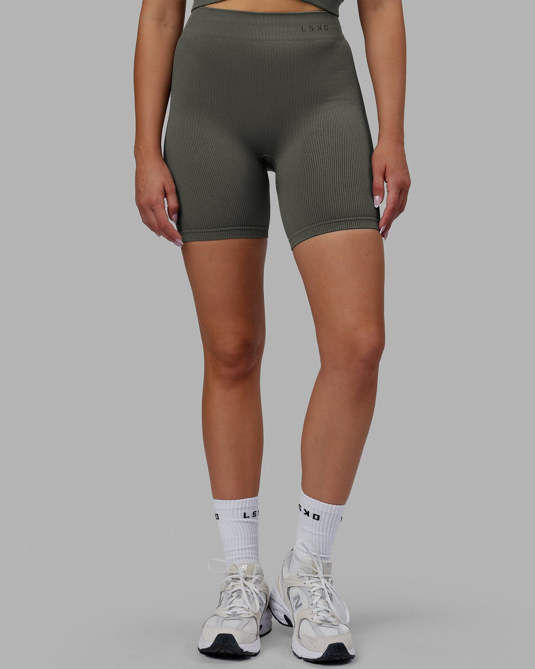 Woman wearing Essential Seamless Rib Bike Short - Graphite