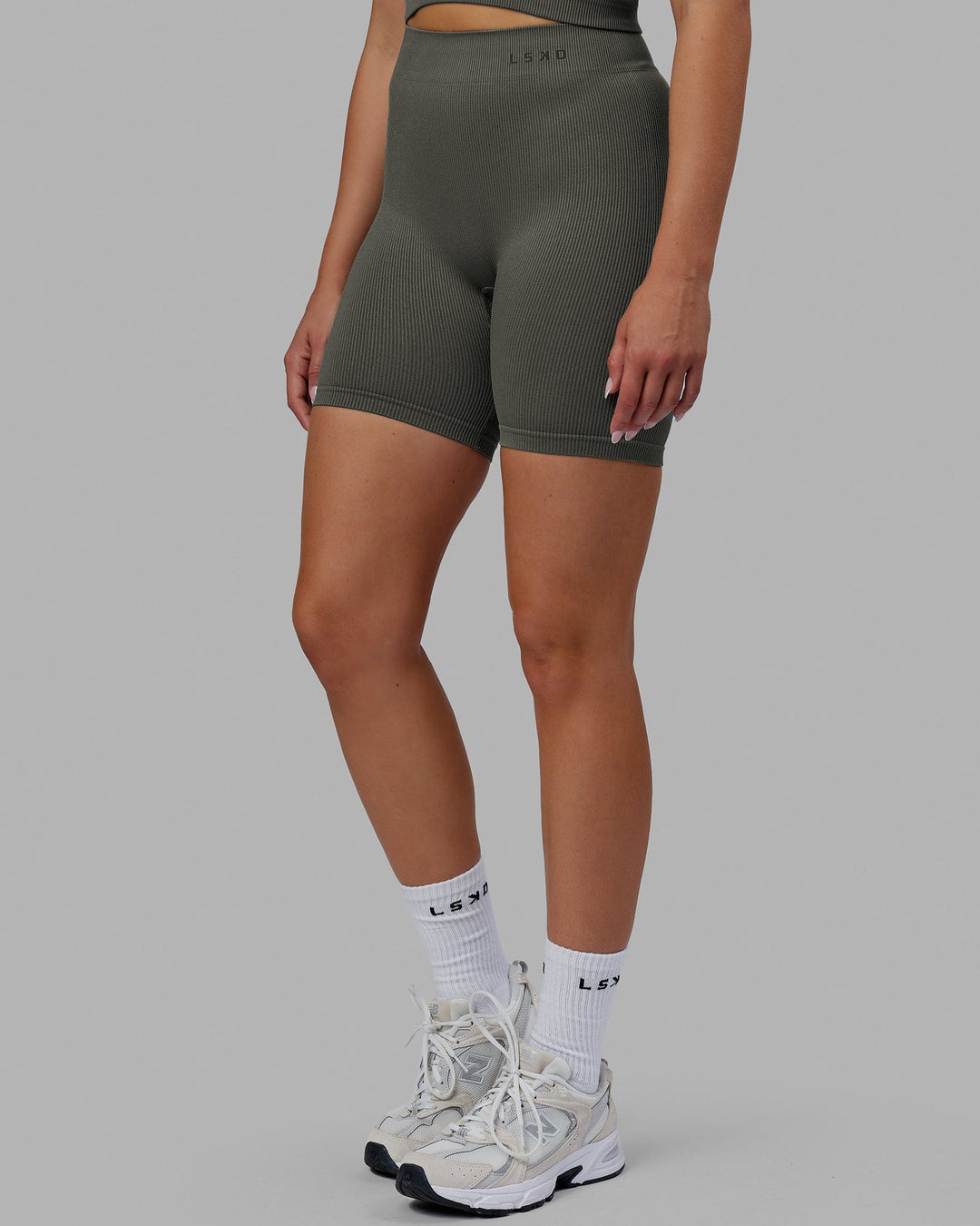 Woman wearing Essential Seamless Rib Bike Short - Graphite