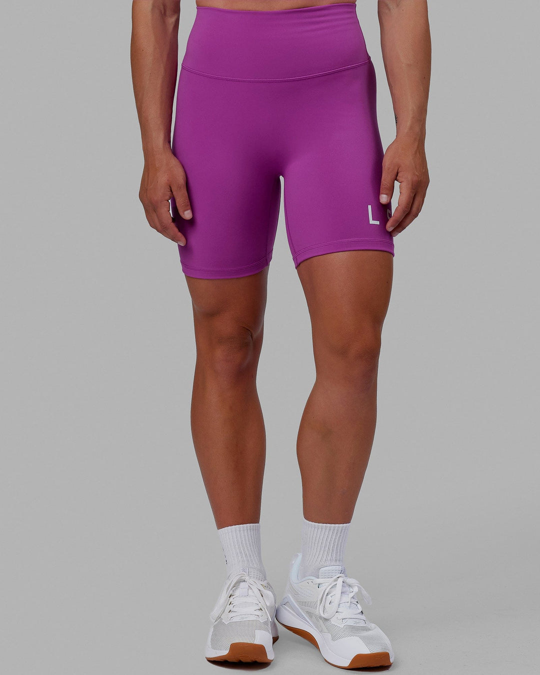 Woman wearing Evolved Mid Short Tights - Orchid-White