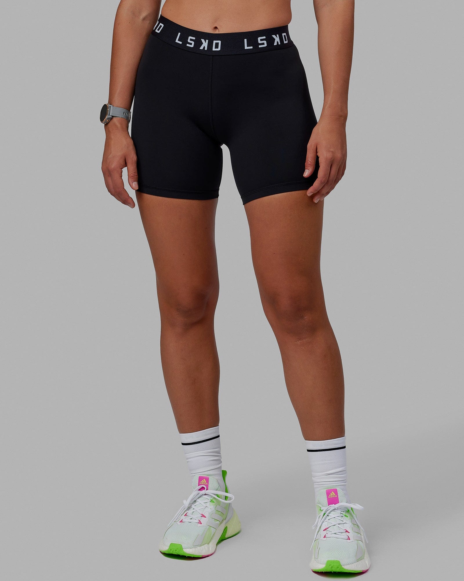 Woman wearing Extend Mid-Rise 6" Short - Black-White