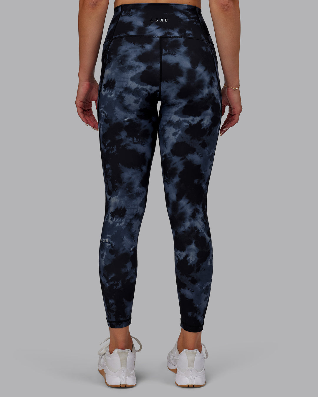 Woman wearing Fusion Ultra High-Rise 7/8 Legging Pockets - Tie Dye-Midnight | Model:Halle | Size:S