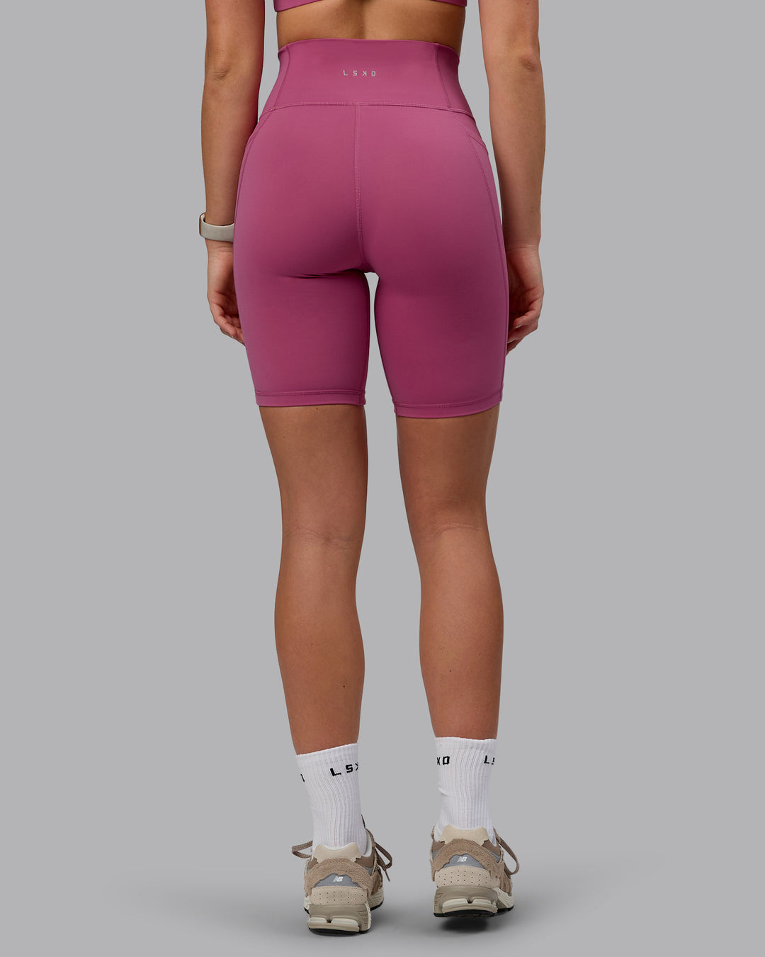 Woman wearing Fusion Ultra High-Rise 9&quot; Short Pockets - Mauve Haze | Model:Chloe | Size:XS