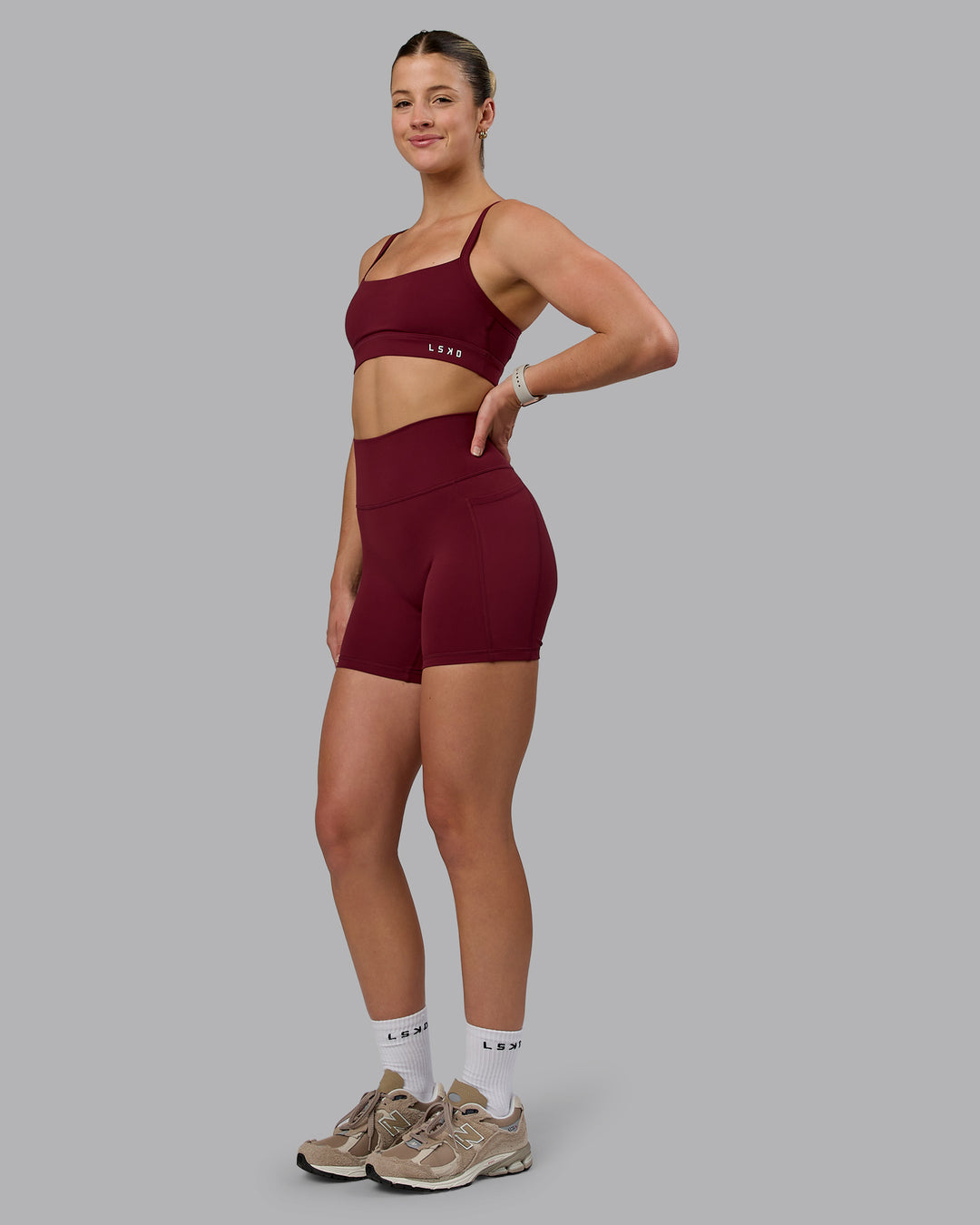 Woman wearing Fusion Ultra High-Rise 6" Short Pockets - Cordovan | Model:Chloe | Size:XS
