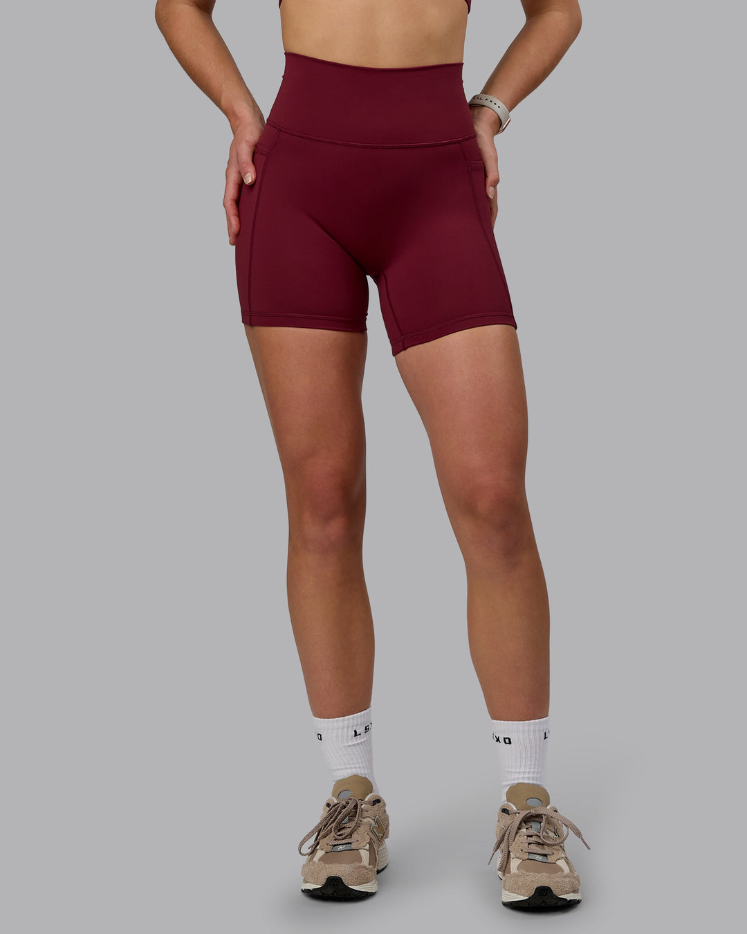 Woman wearing Fusion Ultra High-Rise 6" Short Pockets - Cordovan | Model:Chloe | Size:XS