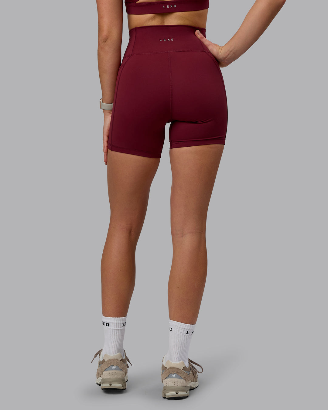Woman wearing Fusion Ultra High-Rise 6" Short Pockets - Cordovan | Model:Chloe | Size:XS