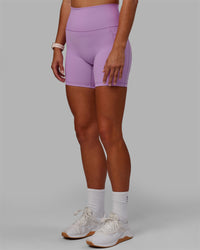Woman wearing Fusion Ultra High-Rise 6" Short Pockets - Light Violet | Model:Asia | Size:S