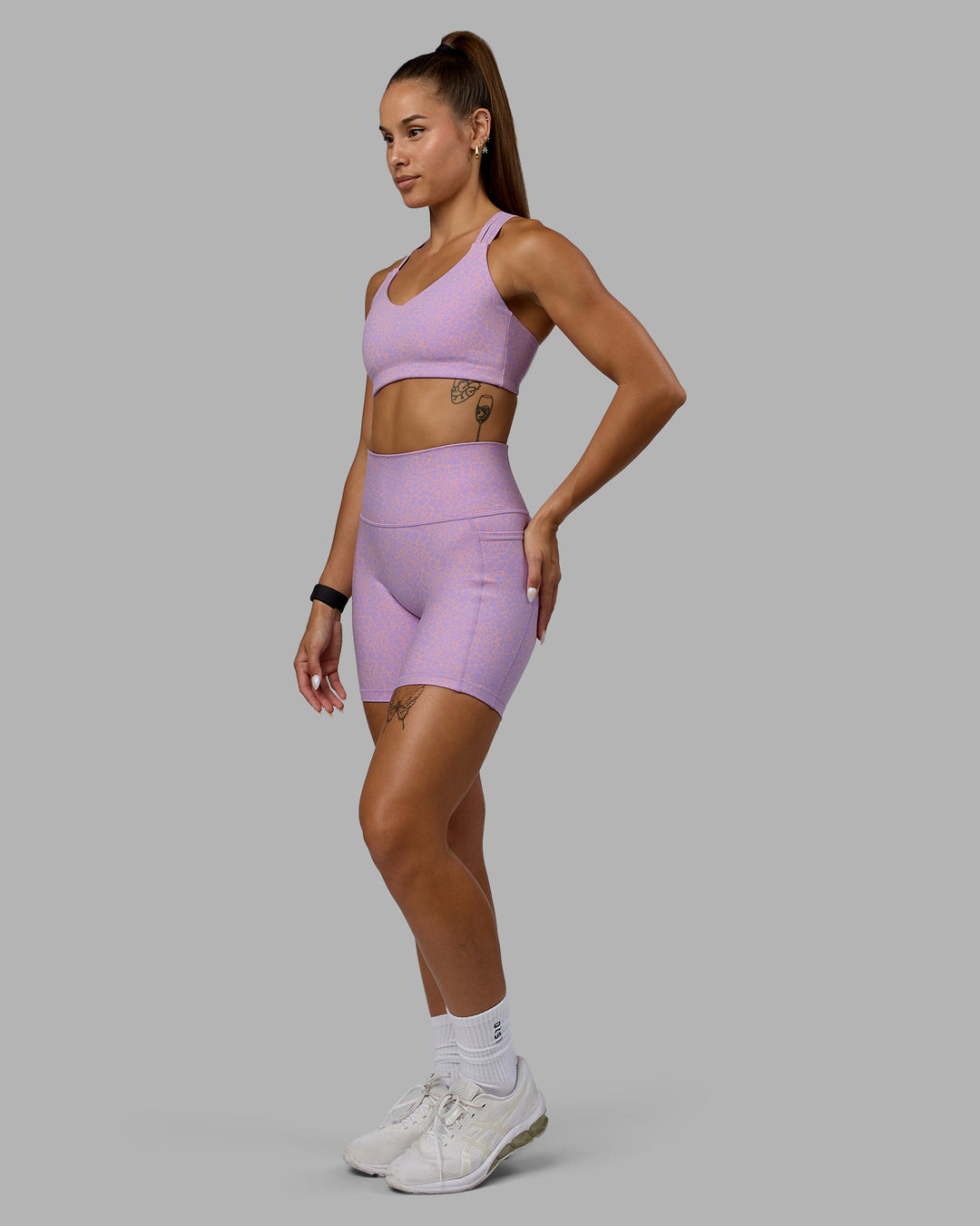 Woman wearing Fusion Ultra High-Rise 6&quot; Short Pockets - Pale Lilac Vitality Print | Model:Vanessa | Size:S