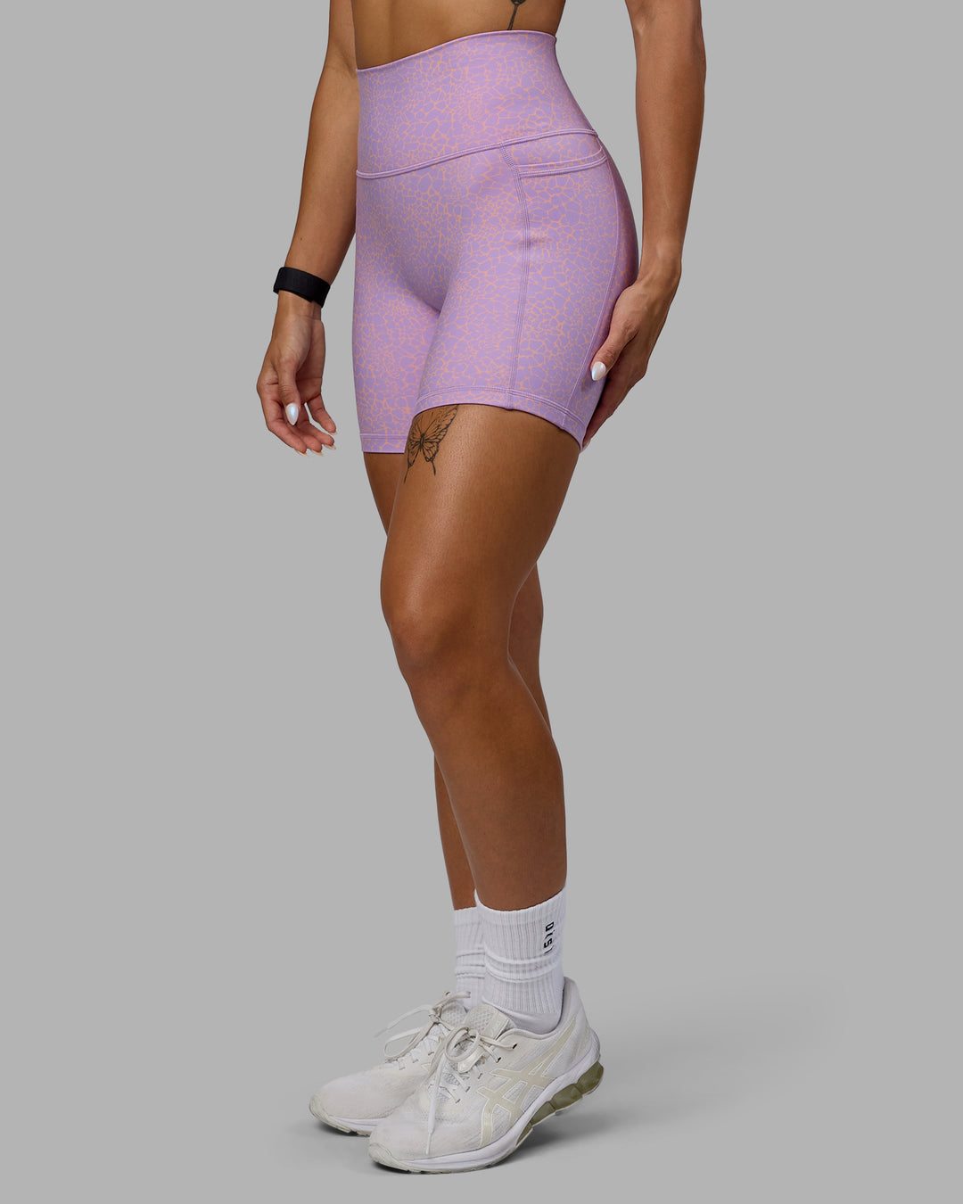 Woman wearing Fusion Ultra High-Rise 6&quot; Short Pockets - Pale Lilac Vitality Print | Model:Vanessa | Size:S