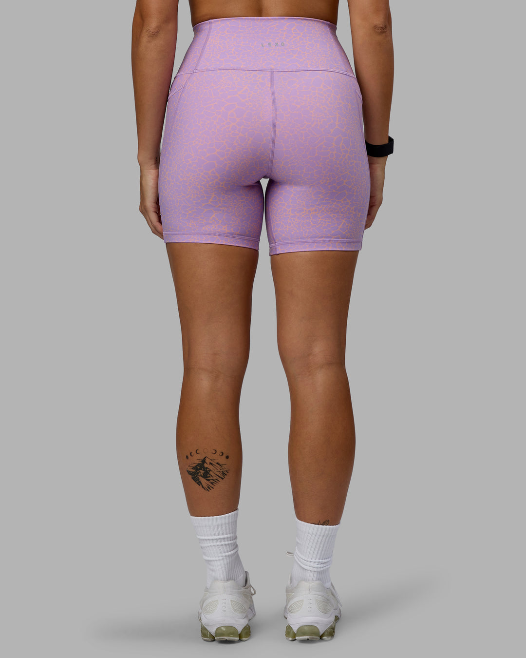 Woman wearing Fusion Ultra High-Rise 6&quot; Short Pockets - Pale Lilac Vitality Print | Model:Vanessa | Size:S