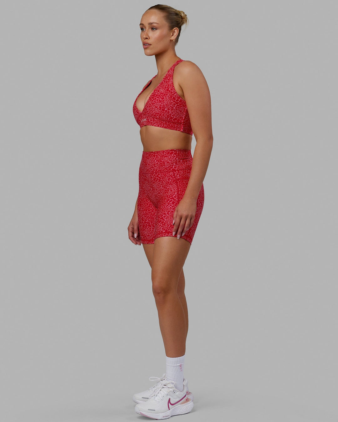 Woman wearing Fusion Mid Short Tights - Pink Vitality