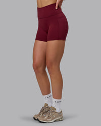 Woman wearing Fusion Ultra High-Rise 4" Short Pockets - Cordovan | Model:Chloe | Size:XS
