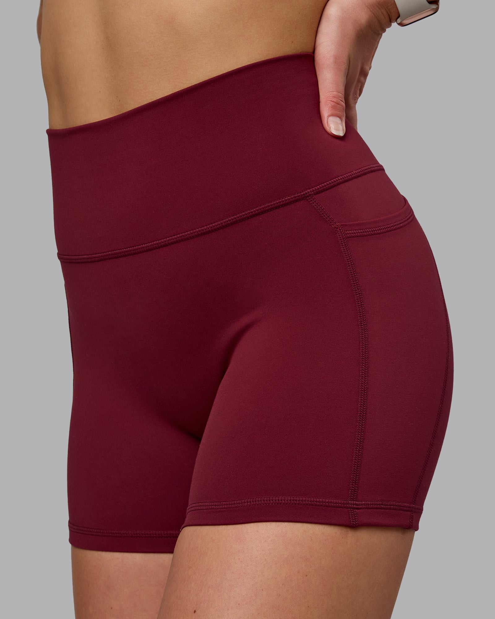Woman wearing Fusion Ultra High-Rise 4" Short Pockets - Cordovan | Model:Chloe | Size:XS