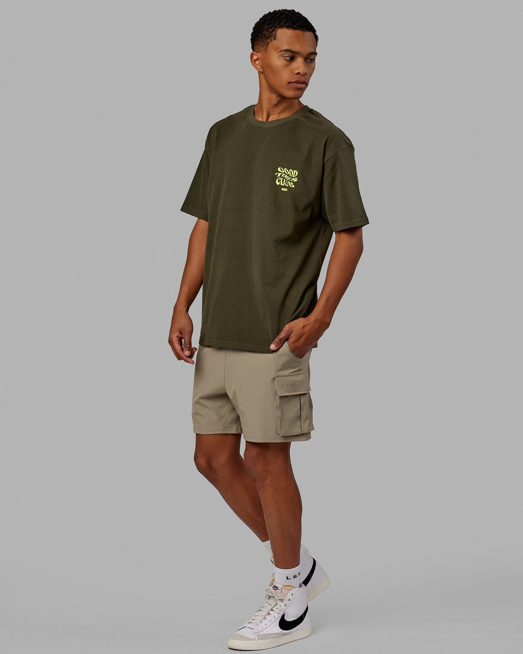Man wearing Good Times Heavyweight Tee Oversize - Forest Night-Mint