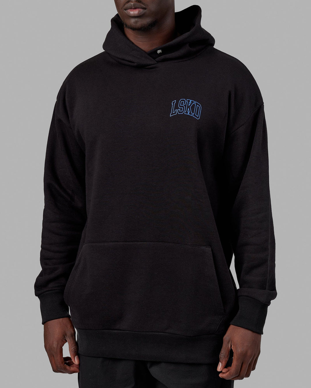 Man wearing Unisex Guild Hoodie Oversize - Black