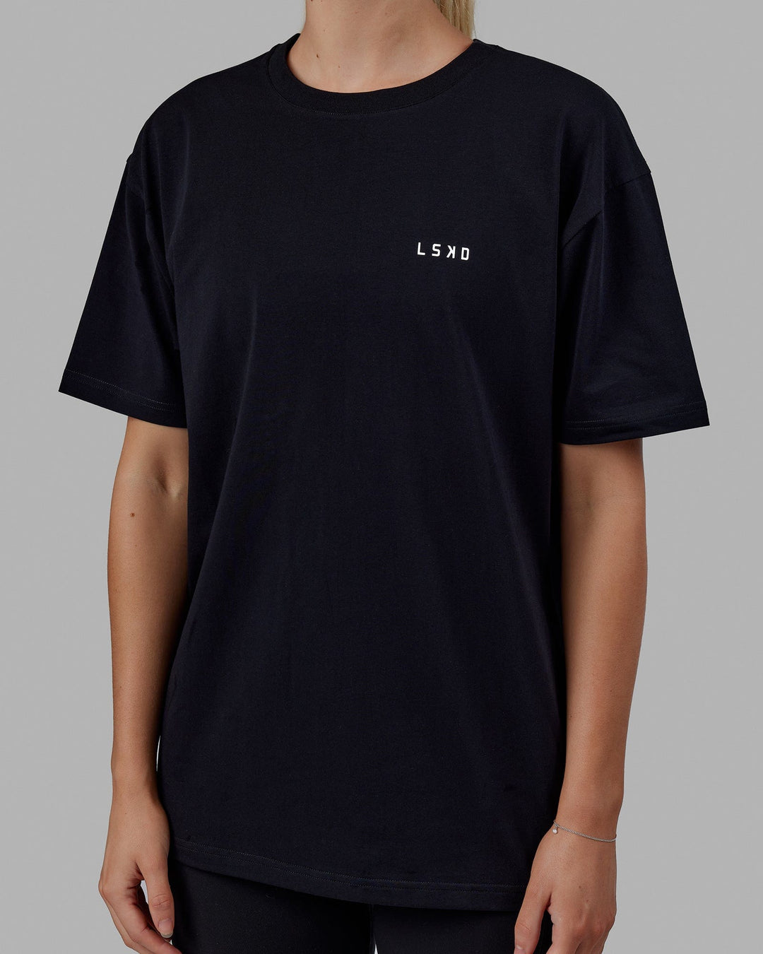Woman wearing Unisex Lift-Up FLXCotton Tee Oversize - Black-White