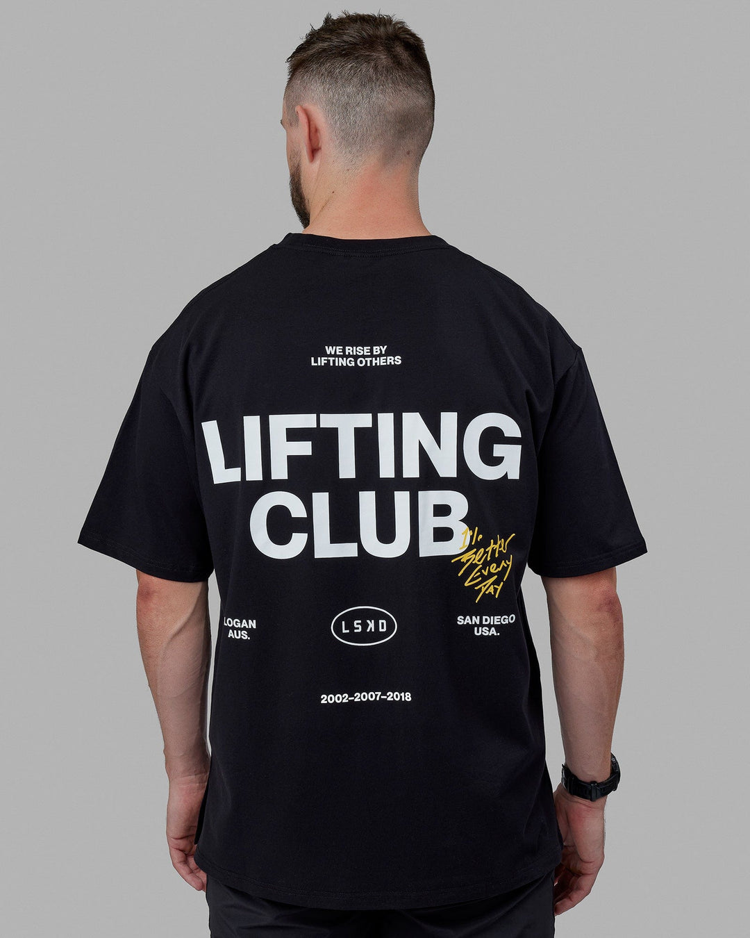Man wearing Unisex Lifting Club FLXCotton Tee Oversize - Black-White-Yellow