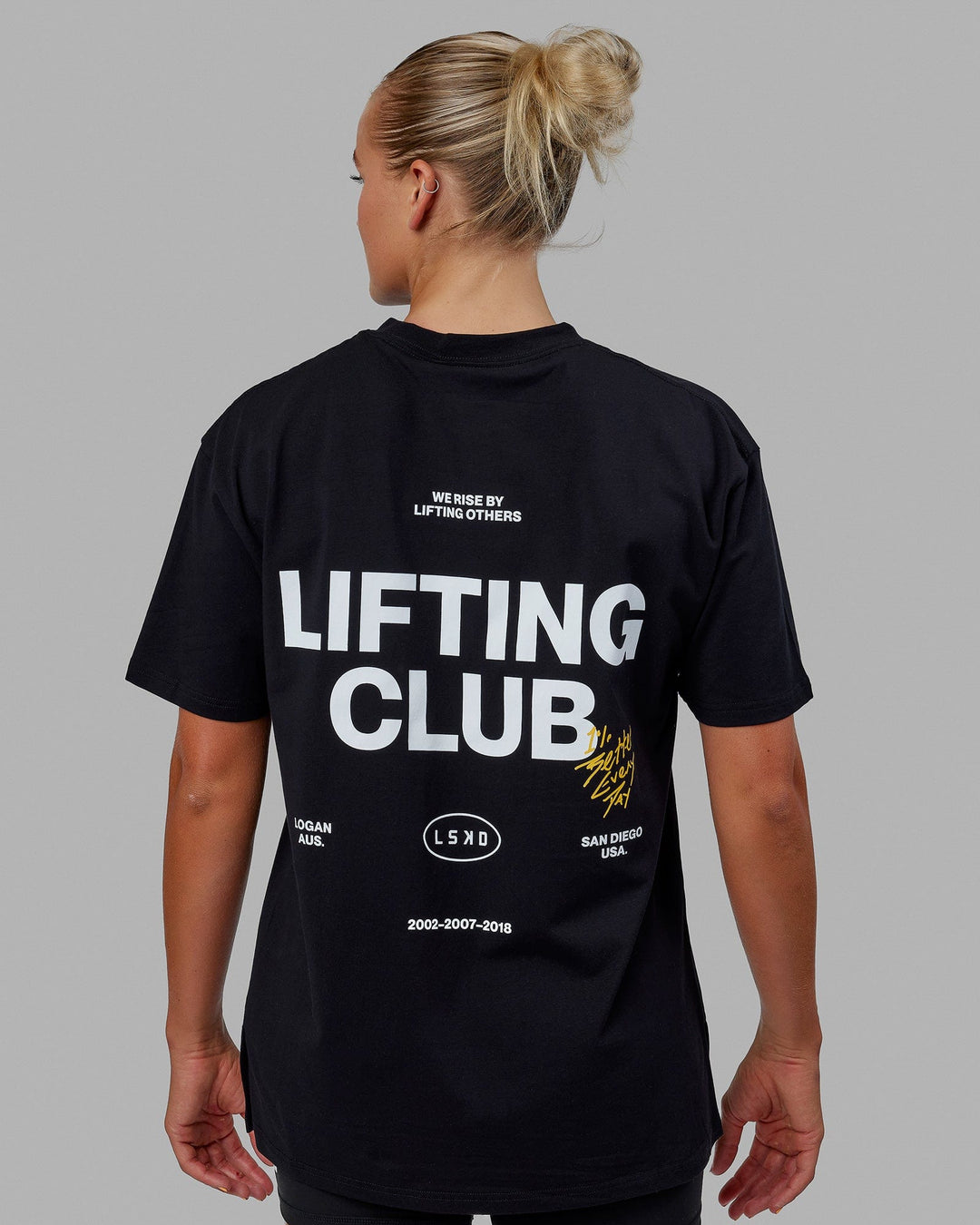 Woman wearing Unisex Lifting Club FLXCotton Tee Oversize - Black-White-Yellow